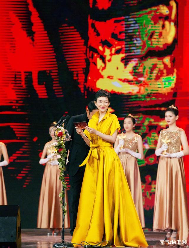 「赵露思」被章子怡的短发惊艳到！穿金黄束腰长裙像超模，“国际范”太强了