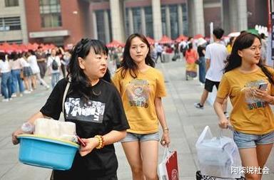 |“破学校，不读了”，大学新生报到那天，成了无数家庭的灾难片