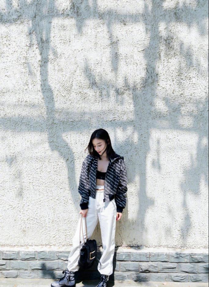 穿衣搭配|袁姗姗的米老鼠发型火了，搭配绿外套太公主，镜头扫到脸：僵了？