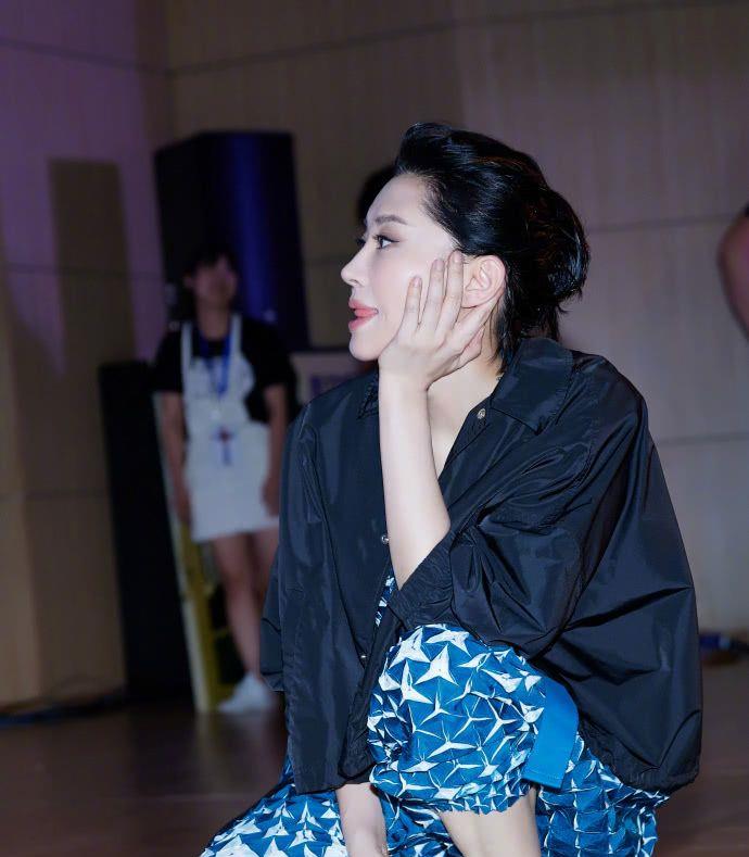 49岁许晴穿灰色连体裤亮相，穿出时尚大片感，网友：气质真好