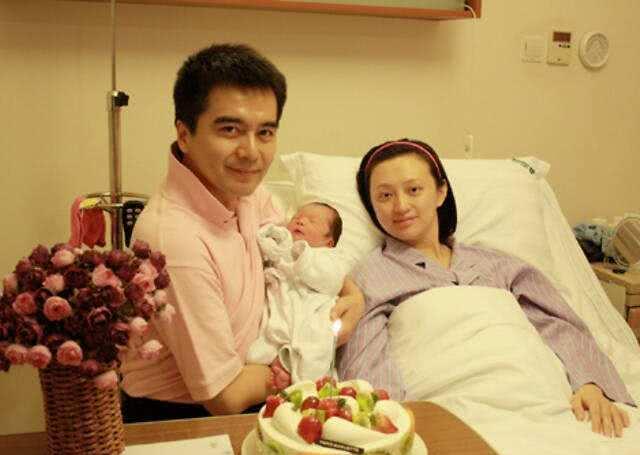 【何晴】何晴：和刘威相恋5年，嫁给3婚许亚军，51岁得脑瘤丈夫不离不弃