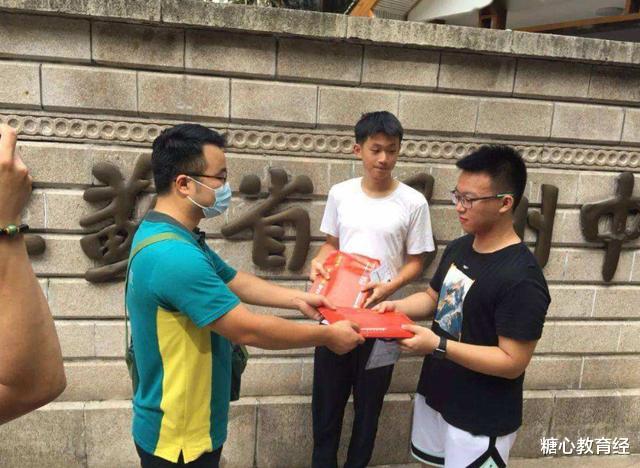 大学生|高考录取闹出“大乌龙”，录取通知书出现失误，考生纷纷想退学