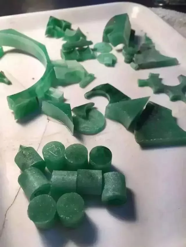 |翡翠原石开出满绿，不取手镯而车珠子，亏还是赚？