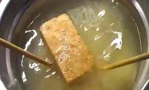 【饼干】压缩饼干真那么抗饿？用沸水煮开后，网友不淡定了