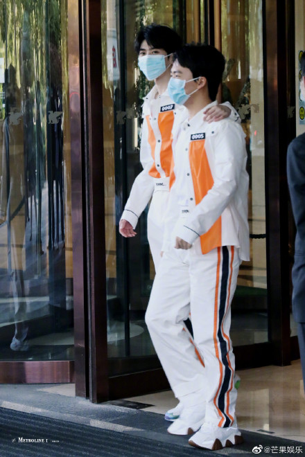 [Angelababy]跑男：蔡徐坤腰超瘦不输Angelababy，为baby提裙子超绅士