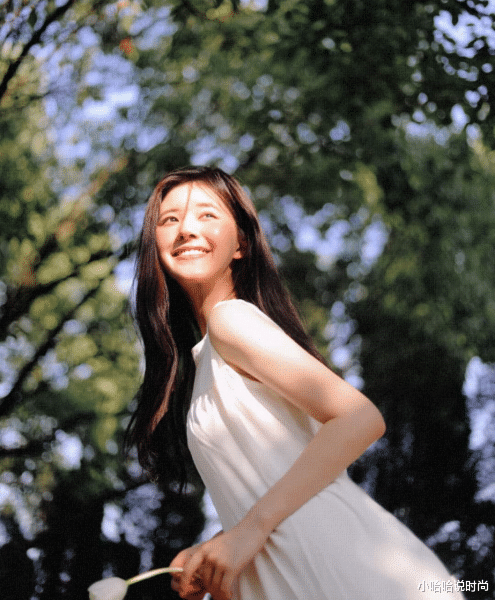 赵露思:赵露思野餐现美颜,一袭白裙仙气十足,彰显春日“露珠”本色!