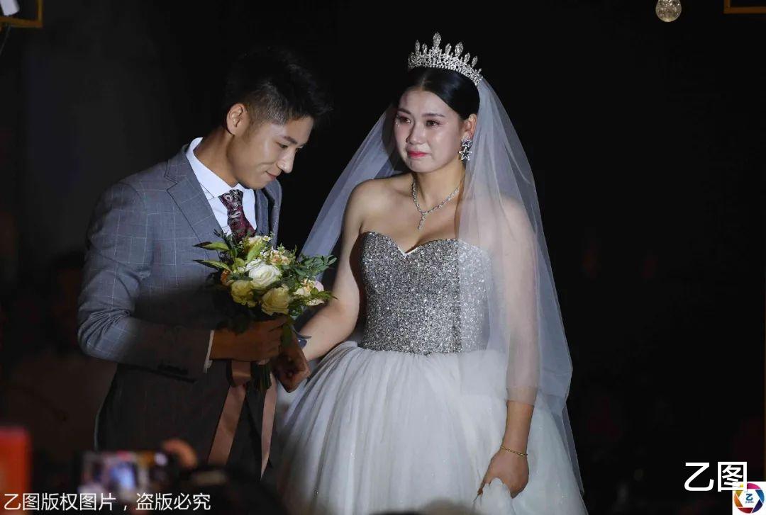 乙图|养了24年的女儿坐着马车出嫁了，下楼瞬间，父亲躲进小房间抹泪