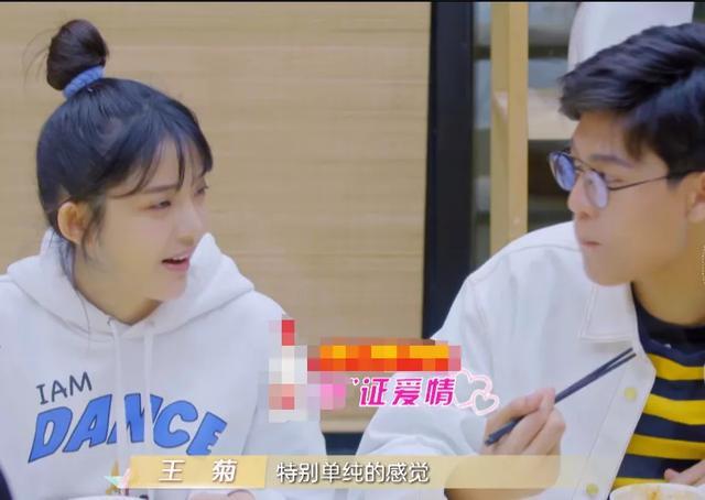 #摄像头#恋爱综艺嘉宾撕太狠！抢闺蜜对象，当着摄像头问你是觉得我配吗