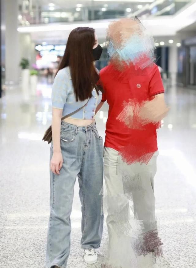 「张萌」张萌老公接机被马赛克打的一点不剩，耀客老板不配露脸吗