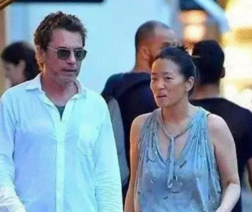 【巩俐】55岁巩俐法国逛街被拍 素颜超憔悴 竟比旁边72岁外国老公显老!