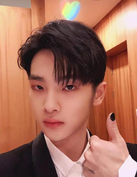 周震南|周震南的“美瞳美甲”火了，本以为会“娘”，谁料击中女粉丝的心