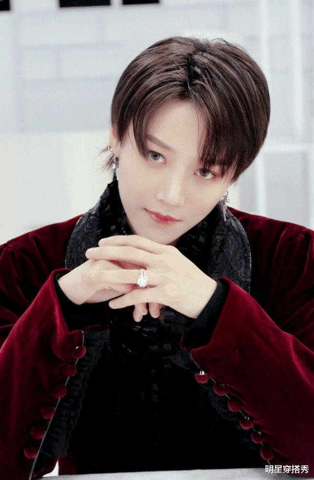 卷发：原来你是这样的刘雨昕，“长卷发+炫腹装”，扭腰那刻女生都酸了