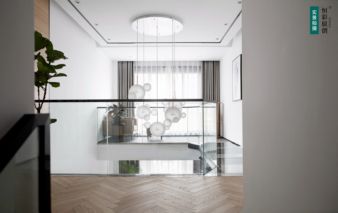 []新作首发 | 180㎡大跃层，两个人一只猫，卫生间可以玩出超级秀场