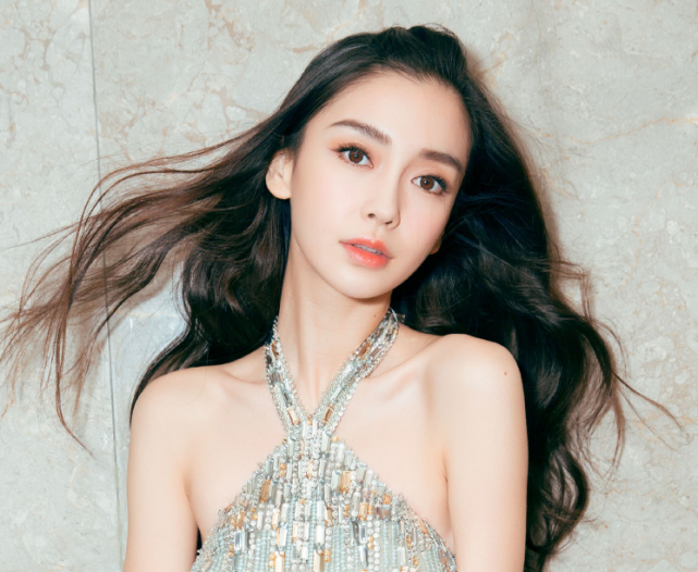 「Angelababy」baby因着急录节目忘遮纹身，胳膊抬起来的瞬间，摄影师傻眼！