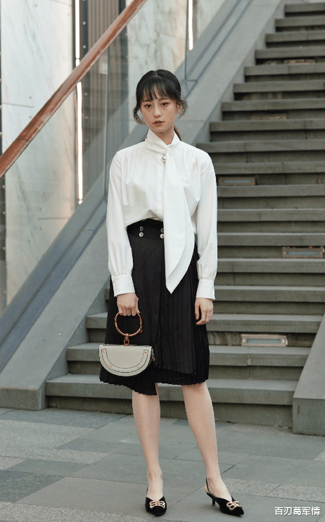 衬衫▲挂到耳背的头发不要再轻易撩下来，会翘