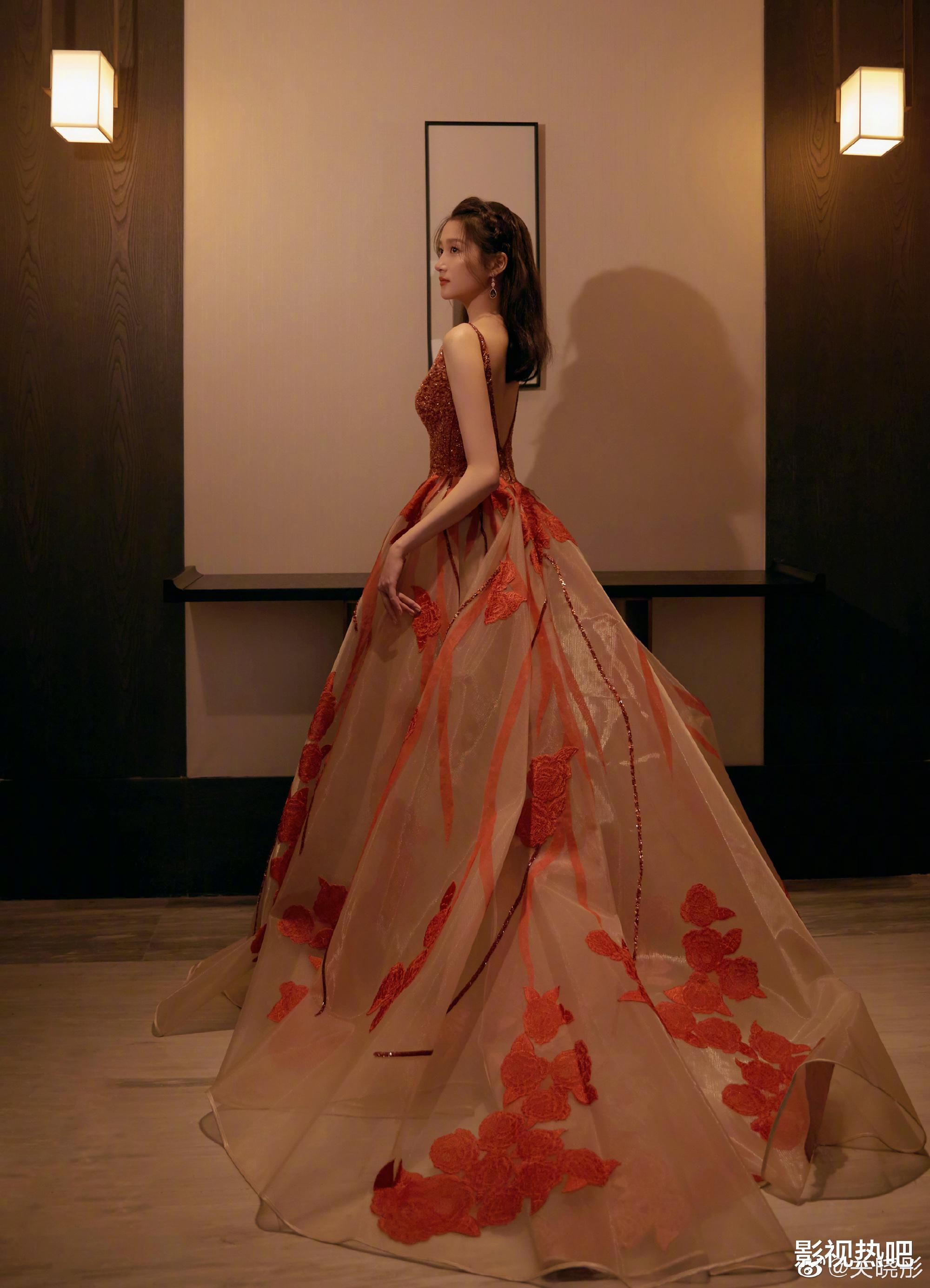 关晓彤|关晓彤分享自己做能量蛋卷的早餐视频，引来互动。