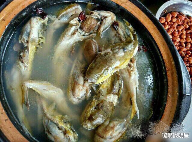 『』奉劝大家酒量不好别轻易谈恋爱,一男子被灌醉后当场被绿...哈哈太惨了!