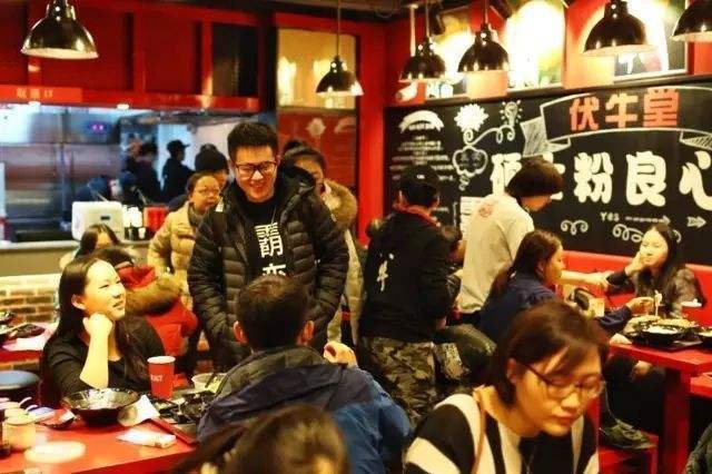 北大硕士毕业后“卖米粉”，董明珠怒斥不务正业，3年后他怎样了？