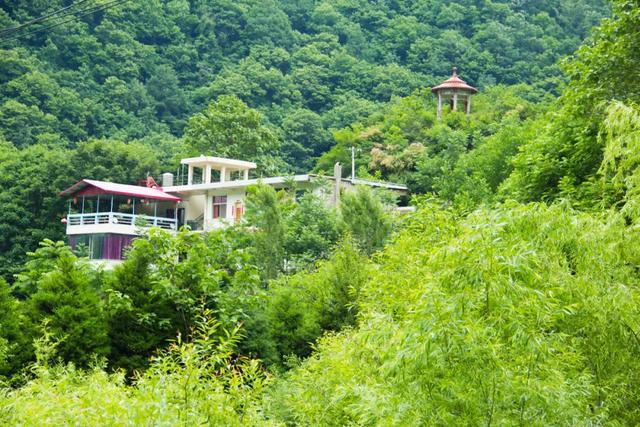 秦岭：秦岭沣峪大坝沟：是个好地方，有森林有高山瀑布，而且游客还不多