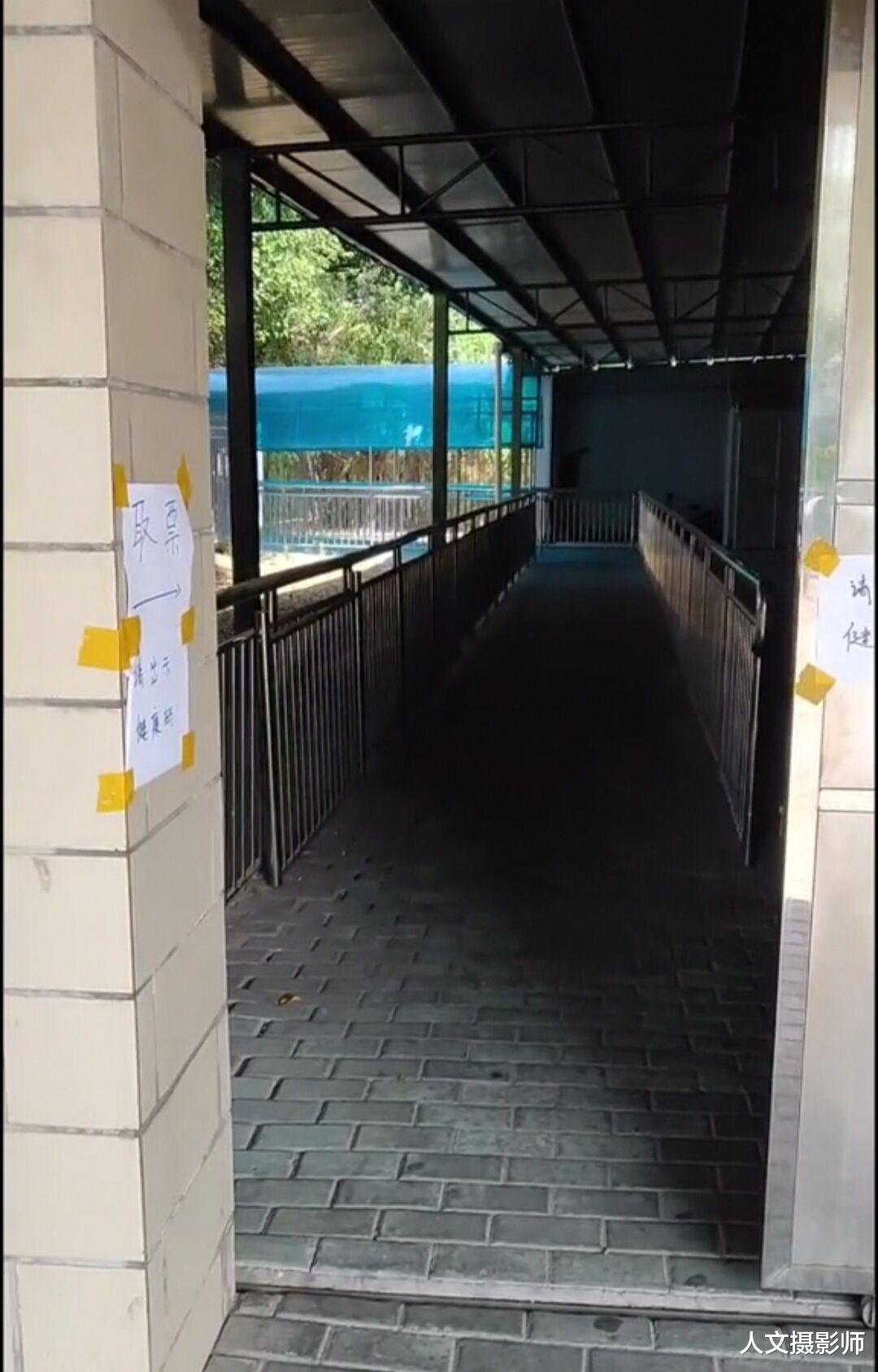 佛山|中国最寒碜的机场，出入口像公厕，网友：不如乡镇汽车站