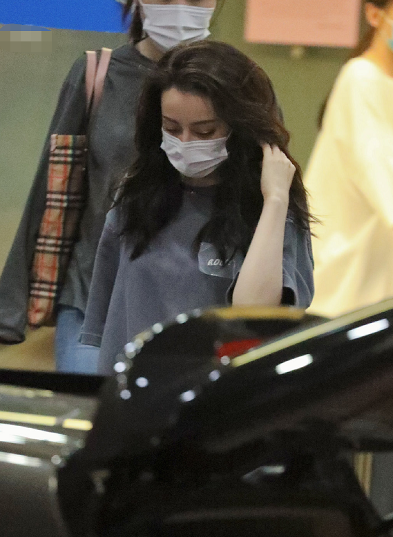 「迪丽热巴」热巴《快本》下班照遭疯传，发量太多惹人羡慕，一旁男助理帅气抢镜