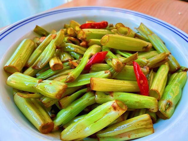 小米辣▲夏天多吃这道菜,防暑解热又排毒,2块钱能炒一大盘,很下饭!