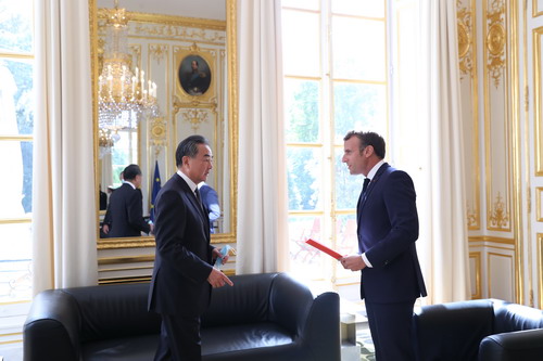 中美非常時期，馬克龍會見中國外長王毅，同日，法國傳出重要消息-圖2