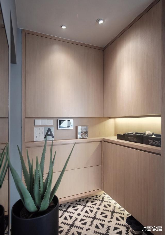 |晒晒我家超强玄关柜！一个转角前后多出三个柜子，看的邻居都羡慕