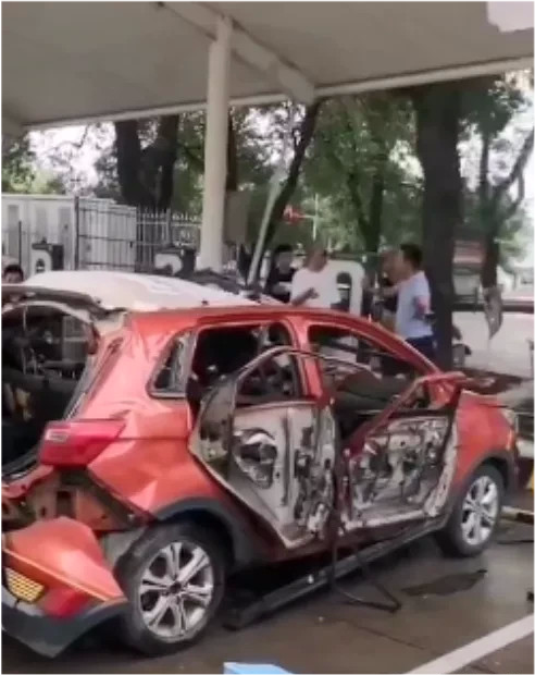 北汽|福建三明一新能源汽车发生猛烈爆炸，车门被炸飞，车身完全散架！