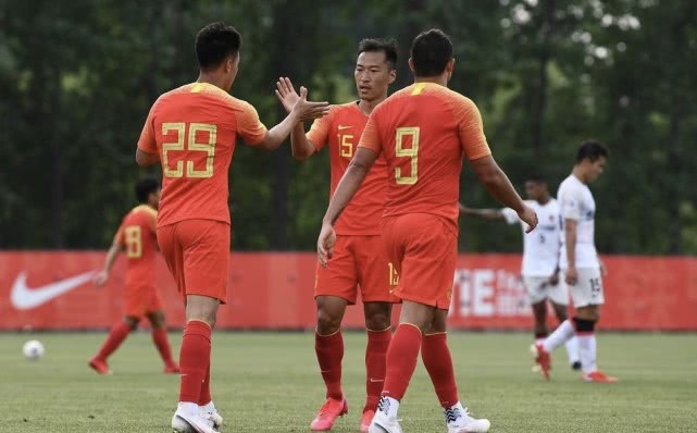 「国足」一场4比1造3大惊喜：国足3大“土炮”打爆上港！未来主力中卫搭档浮现