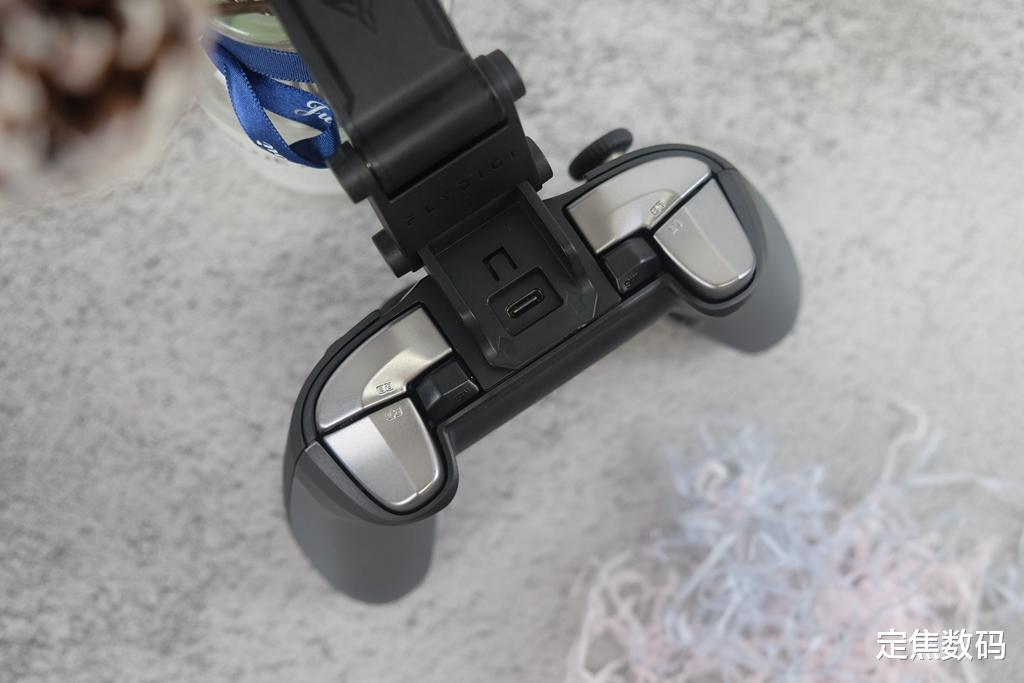 |比智能手机更懂创新，号称手柄界的苹果，飞智八爪鱼2上手体验