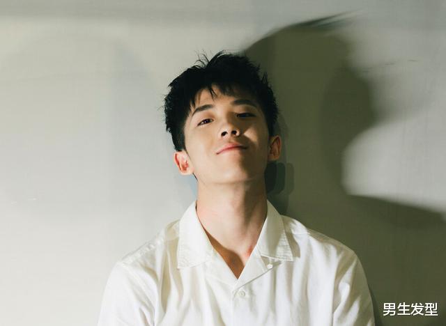发型|男生秋季发型别乱剪,这4款造型干净利落,谁剪谁帅气