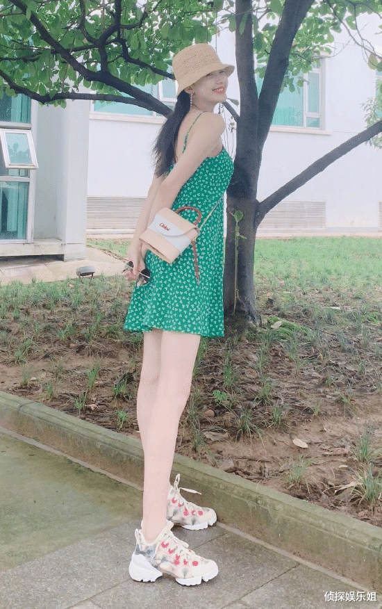 孙怡|怀二胎？孙怡晒老公视角比剪刀手卖萌，脸蛋发福小腹隆起超明显