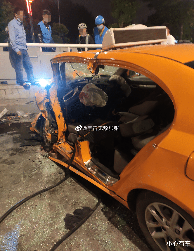 『吉利帝豪』吉利帝豪遭博越正面碰撞，A柱折叠90度，网友：出租车碰撞不合格