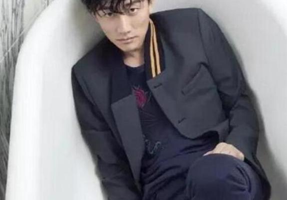 参观黄轩住的家，客厅植物也太大了，连电视机几乎都挡住