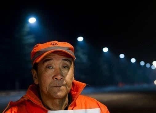 路远联盟解说 山东一环卫工雪天路边死亡，网友：不能给他们涨工资，为啥？