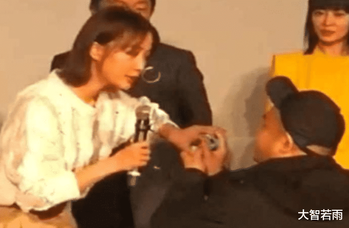 娱乐圈:她自曝一年“服侍”过30多位导演,没火就算了,结果还被封杀!