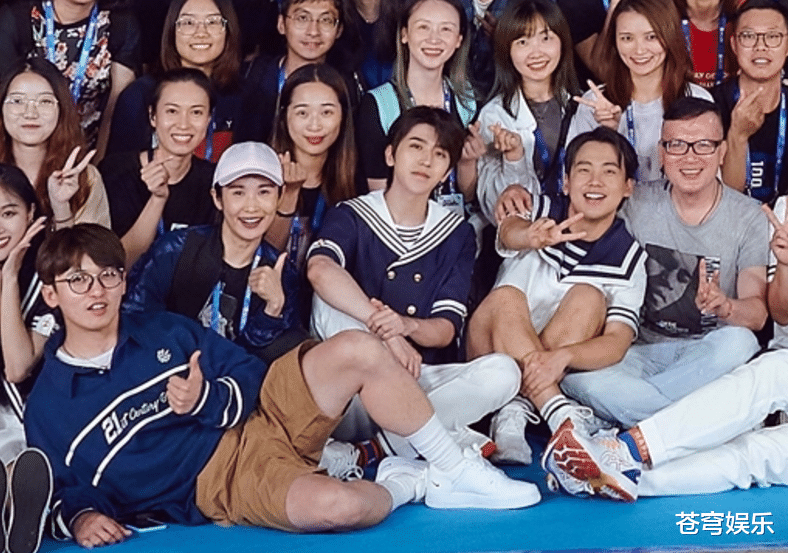 郭麒麟|《奔跑吧》杀青大合照，baby有团宠待遇，我却在关注蔡徐坤郭麒麟