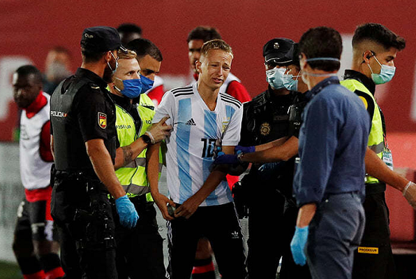 巴塞罗那■闯进球场的少年被重罚！单亲妈妈哭诉+道歉，希望巴萨承担罚款