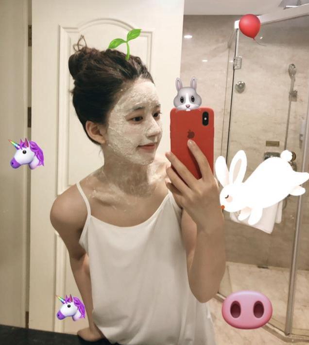 「面膜」赵露思为何皮肤又白又亮？看了她敷面膜的步骤，才知自己一直错了