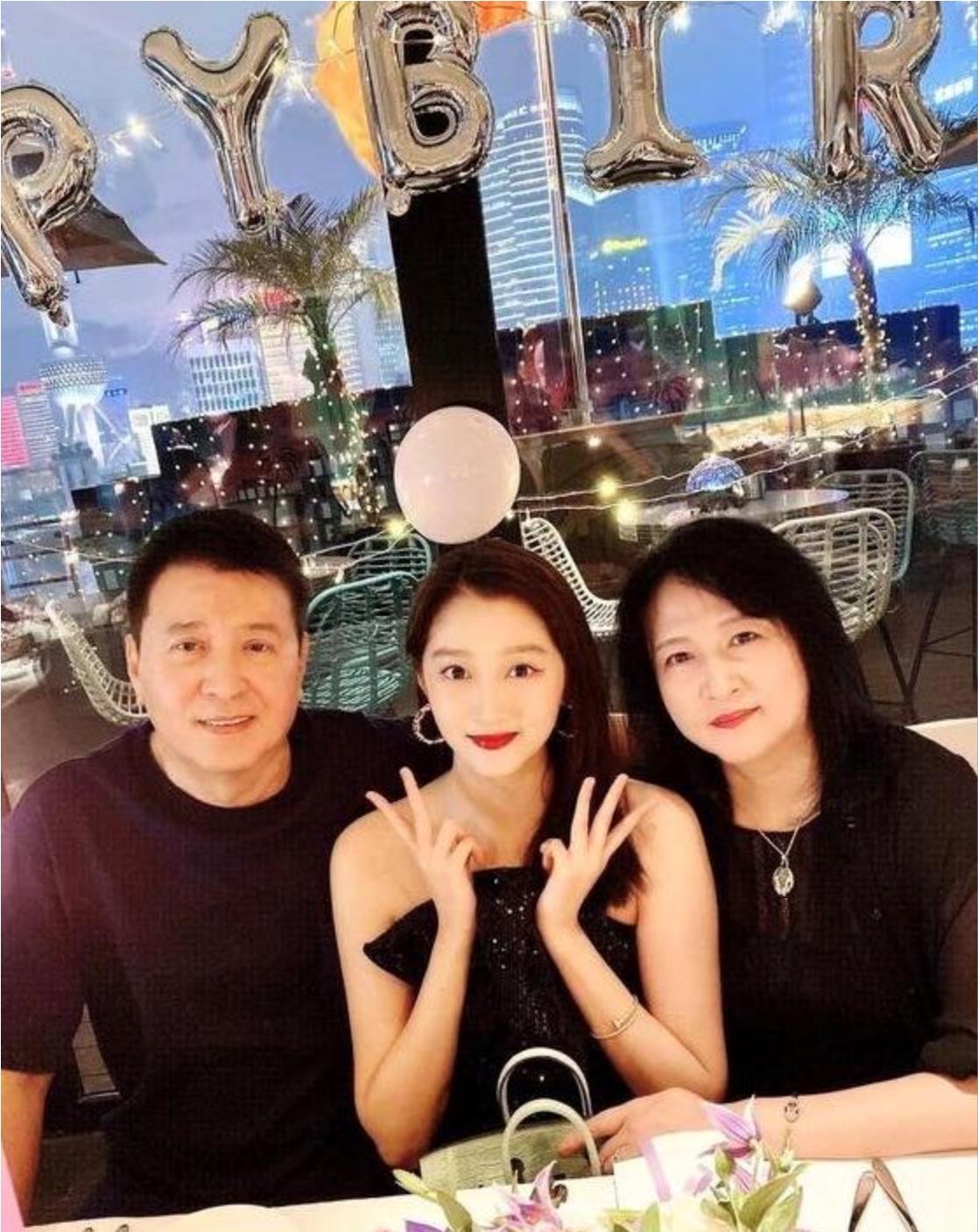 关晓彤|关晓彤与姐妹蹦迪庆生，稳居C位的却是粉衣女孩，不出道可惜了！