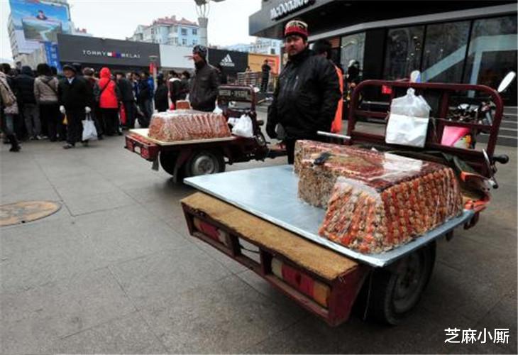 切糕|切糕小哥感叹：名声败坏后，如今降到100元以下，生意都不复当年