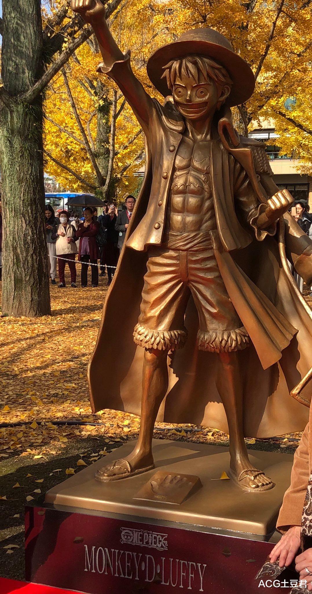 海贼王|海贼王铜像引发争议，强迫挤走十多年雕像，被吐槽有“海贼”风范