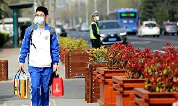 『中小学』4省再次推迟开学，学生在家上网课，家长却有很大分歧！