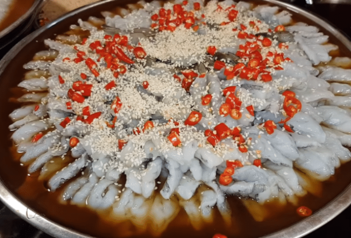 ：大姐街边卖“暴利”小吃，40元一斤，路人嫌贵，看清后直接买十斤