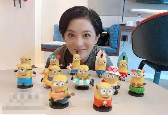 金铭|金铭40岁生日晒照，尖下巴大眼睛，素颜像换了一个人