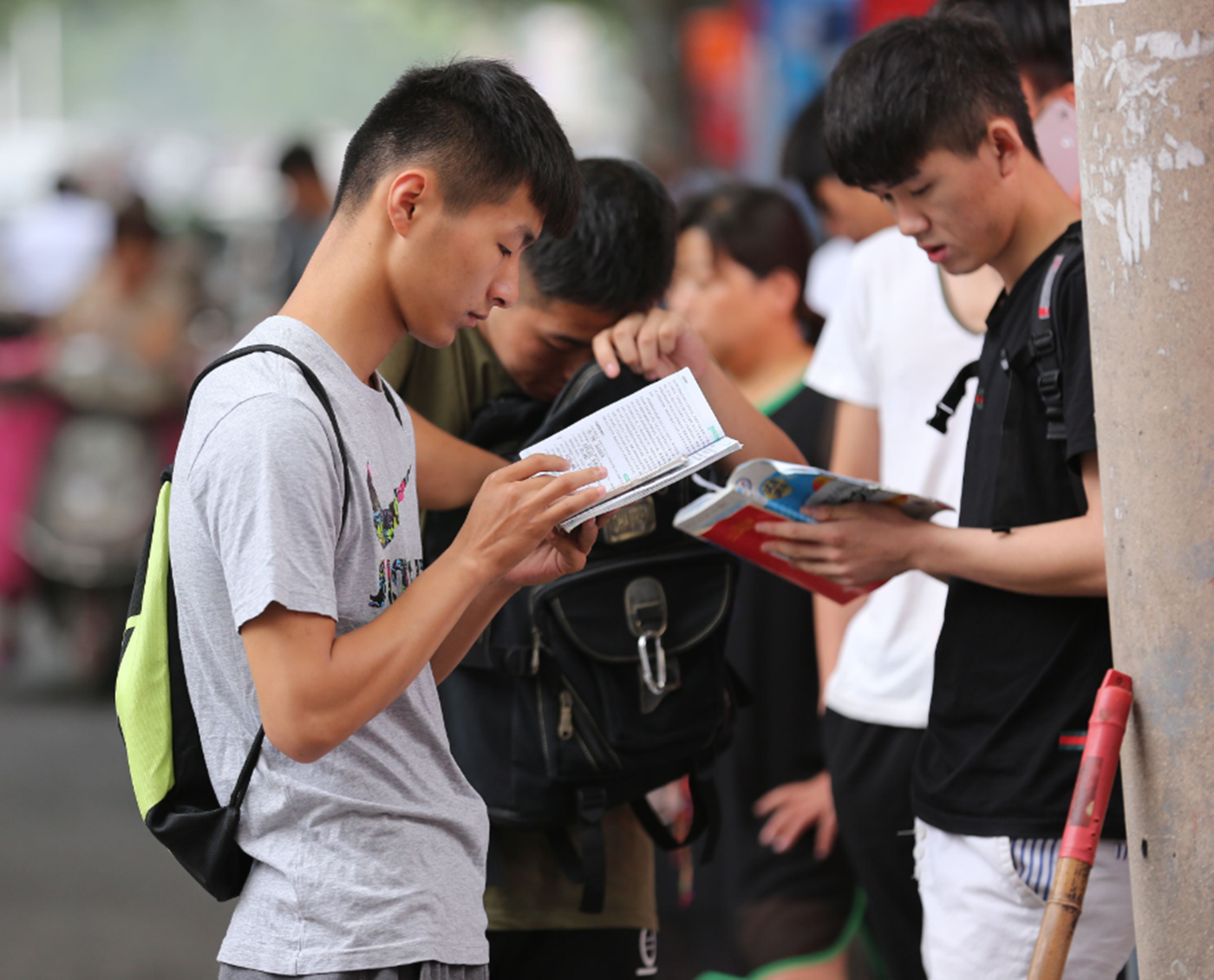 大学|大学里的这三大专业，“最招”男生向往，却很少有男生愿意报考