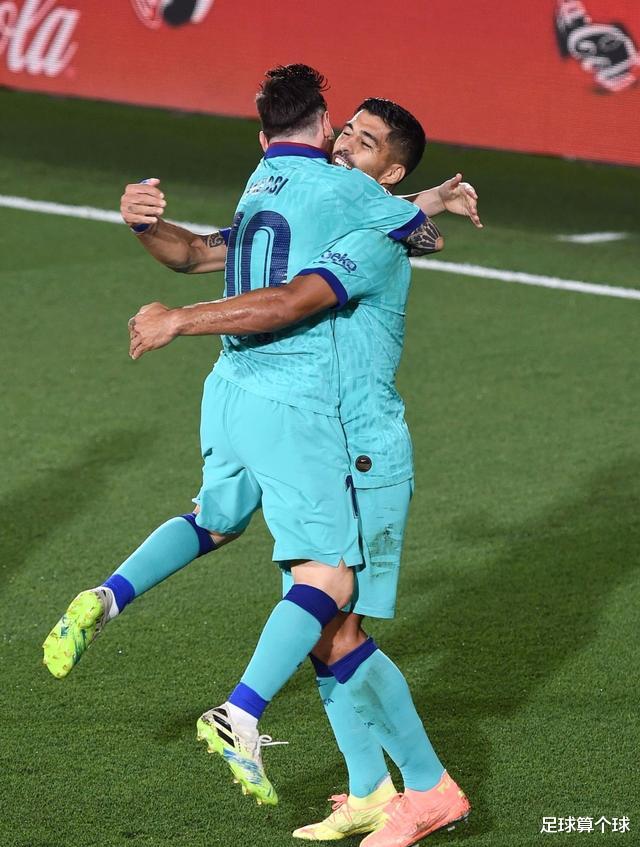 [梅西]4-1！梅西拥抱格列兹曼，苏神拥抱梅西，梅西“点球”击中横梁