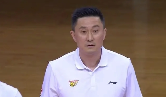 杜锋|威姆斯明明可以上场，为何杜锋宁可比分落后，也不使用他？