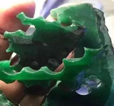 [翡翠]取镯后的那些边角料，瞧好了，抠好了还能大赚一笔！